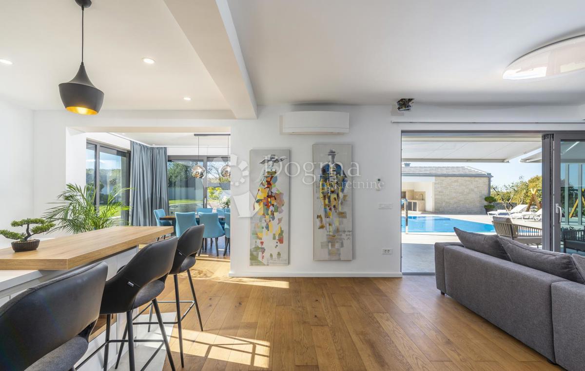 Hiša Karojba, 357m2