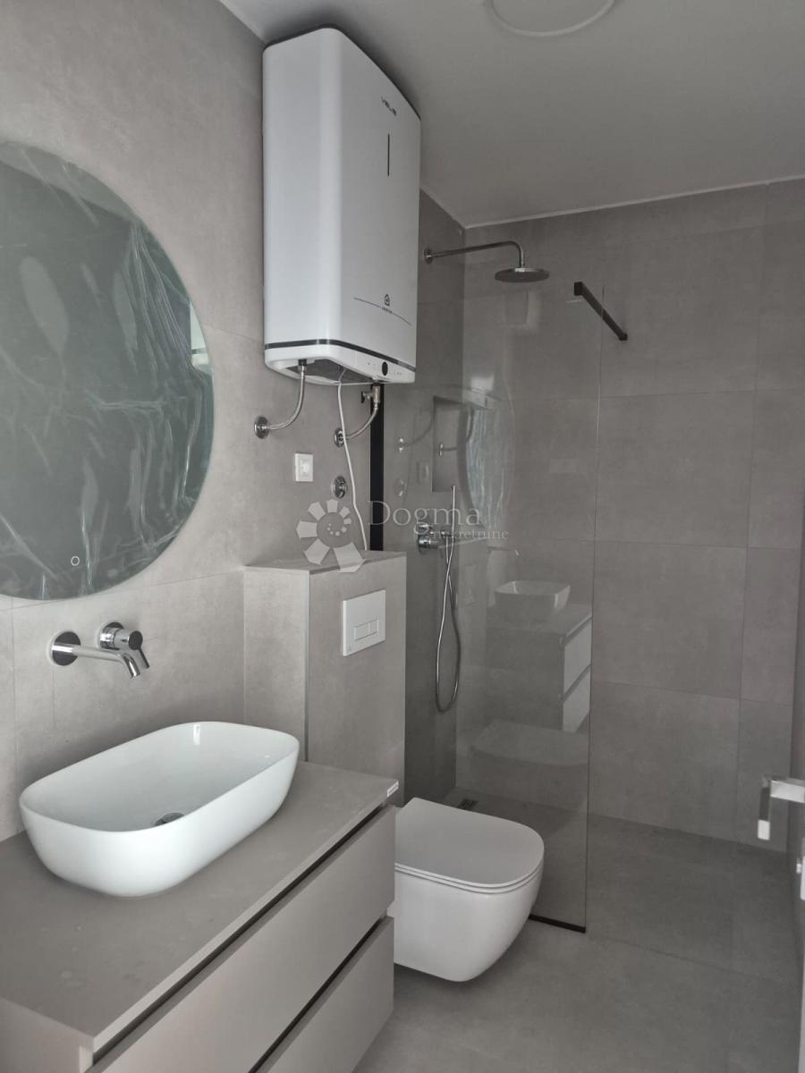 Stanovanje Okrug Gornji, Okrug, 94,03m2 