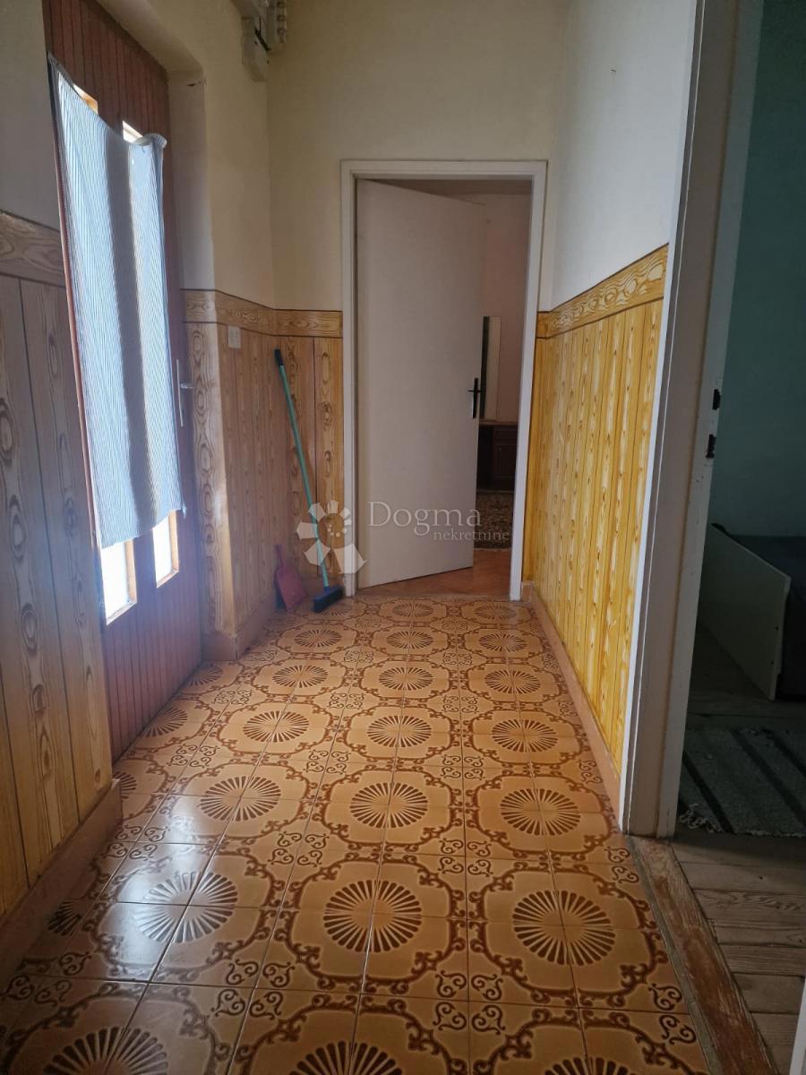 Posedarje – hiša s pogledom na morje in velikim potencialom