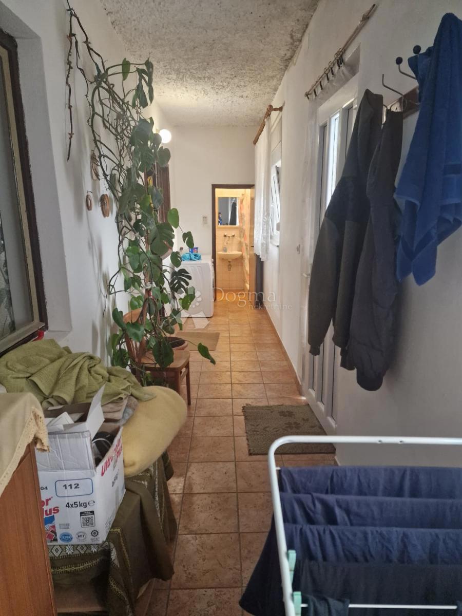 Posedarje – hiša s pogledom na morje in velikim potencialom