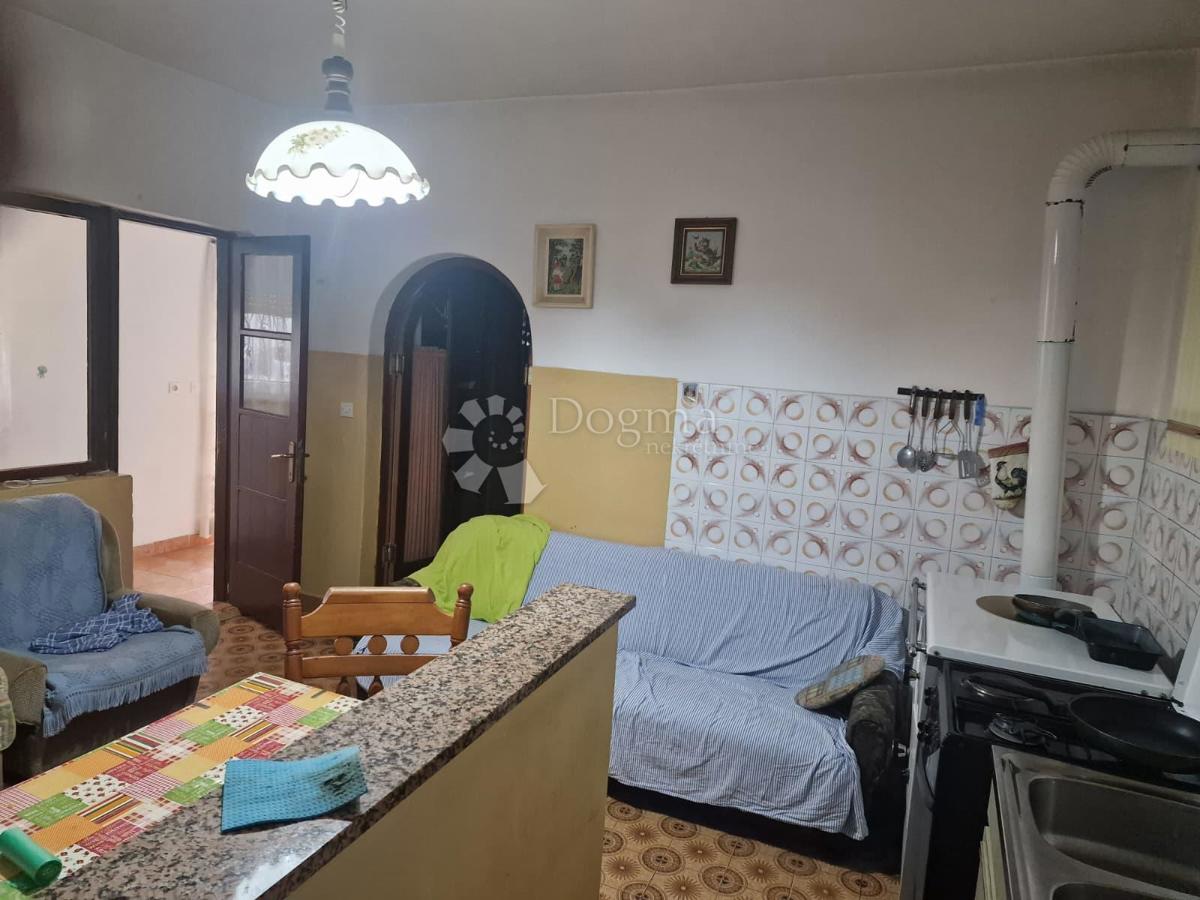 Posedarje – hiša s pogledom na morje in velikim potencialom