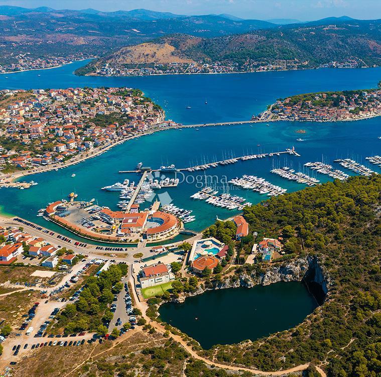 ZA INVESTITORJE - Atraktivna gradbena parcela s čudovitim razgledom na morje!