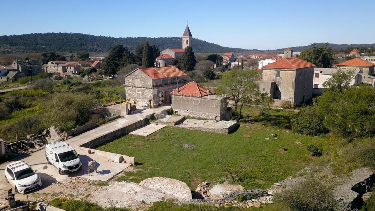 Gradbeno zemljišče s projektom 667m2 - Grohote, Šolta