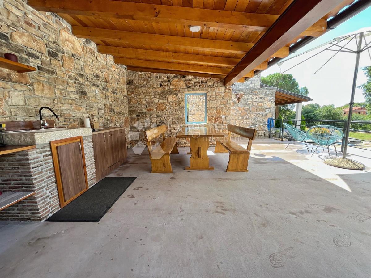 ZNIŽANO!!!! USTANOVLJENA POČITNIŠKA HIŠA Z BAZENOM IN 7144 m2 VRTOM