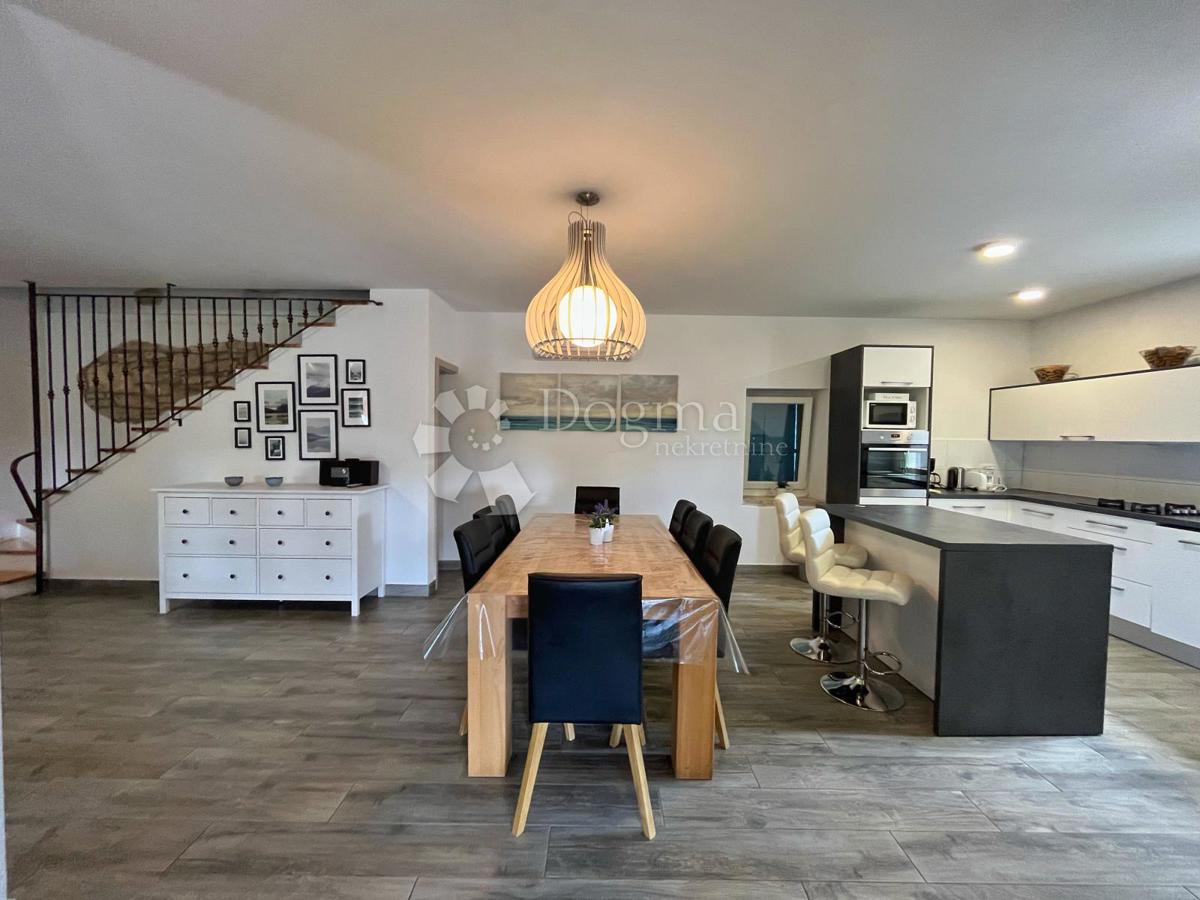 ZNIŽANO!!!! USTANOVLJENA POČITNIŠKA HIŠA Z BAZENOM IN 7144 m2 VRTOM