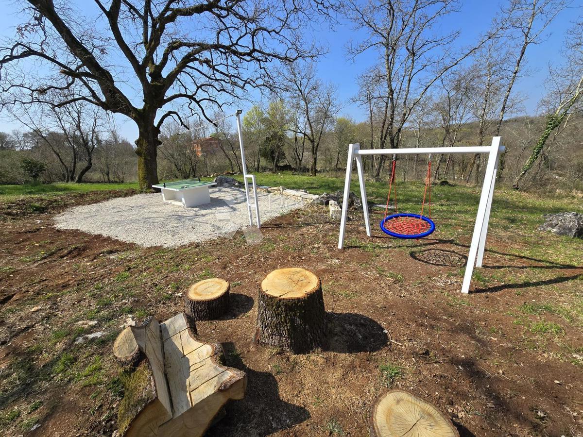 ZNIŽANO!!!! USTANOVLJENA POČITNIŠKA HIŠA Z BAZENOM