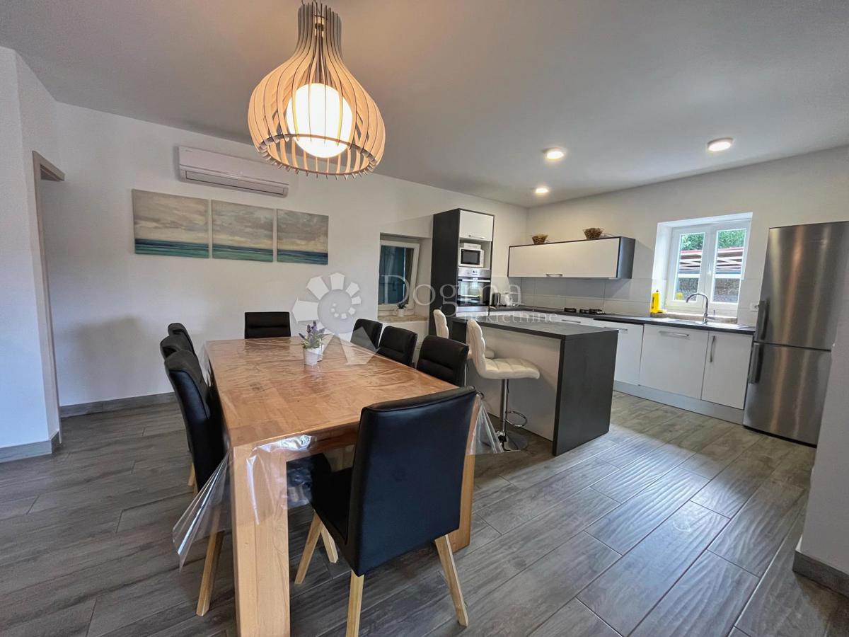 ZNIŽANO!!!! USTANOVLJENA POČITNIŠKA HIŠA Z BAZENOM IN 7144 m2 VRTOM