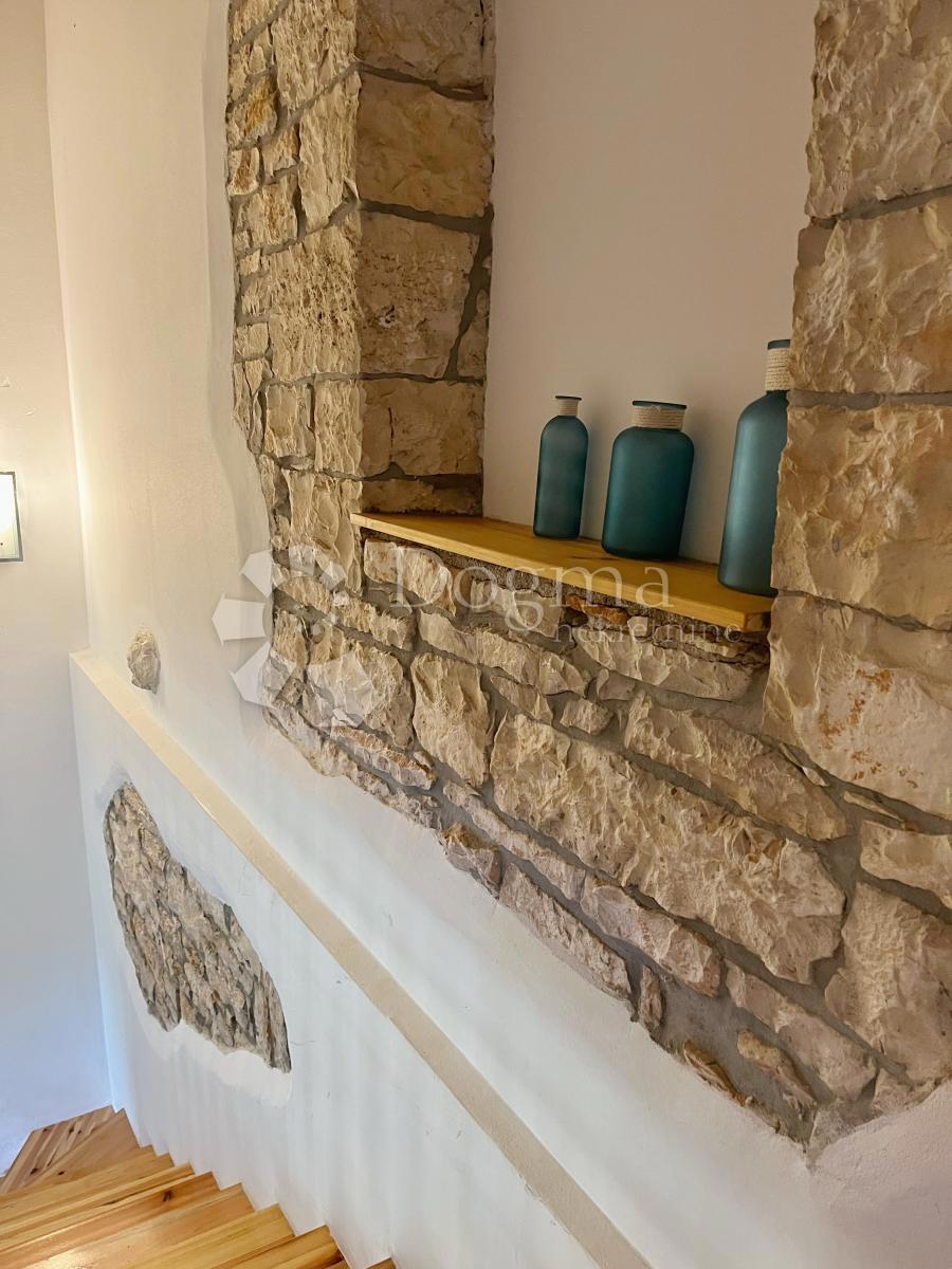 ZNIŽANO!!!! USTANOVLJENA POČITNIŠKA HIŠA Z BAZENOM IN 7144 m2 VRTOM