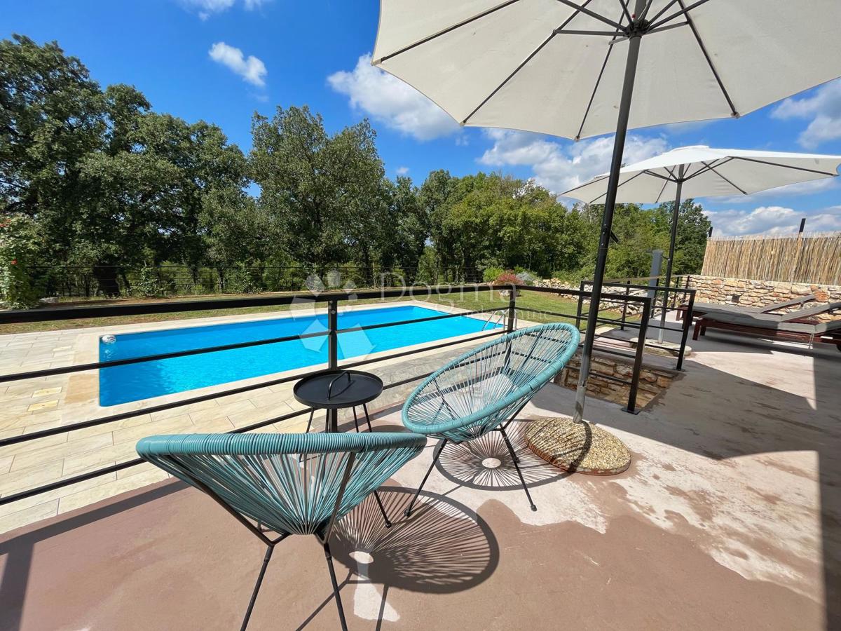 ZNIŽANO!!!! USTANOVLJENA POČITNIŠKA HIŠA Z BAZENOM IN 7144 m2 VRTOM