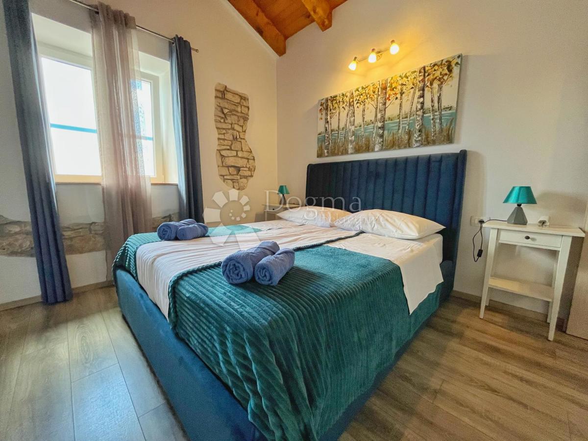 ZNIŽANO!!!! USTANOVLJENA POČITNIŠKA HIŠA Z BAZENOM IN 7144 m2 VRTOM