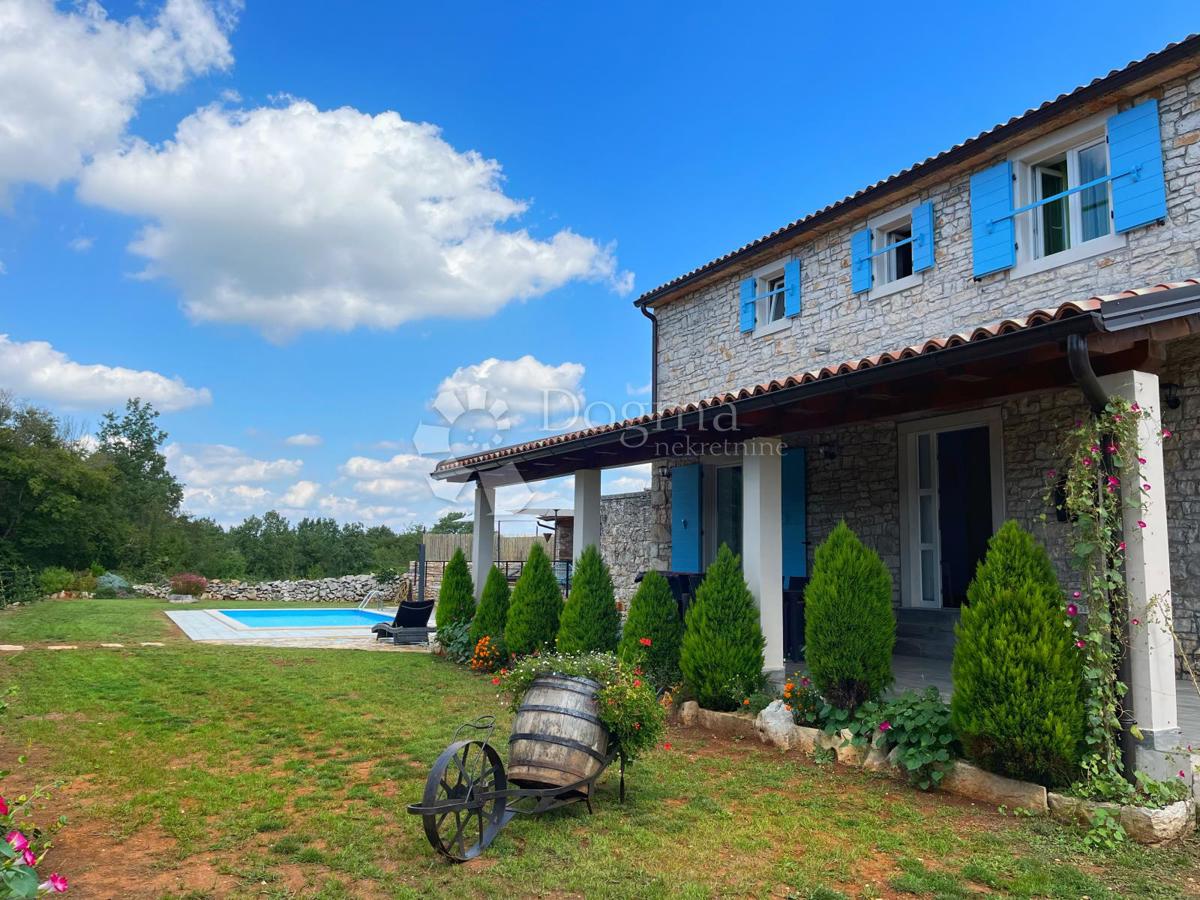 ZNIŽANO!!!! USTANOVLJENA POČITNIŠKA HIŠA Z BAZENOM IN 7144 m2 VRTOM