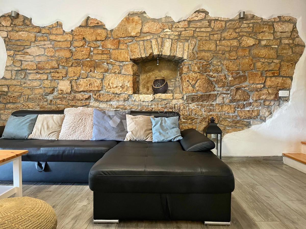 ZNIŽANO!!!! USTANOVLJENA POČITNIŠKA HIŠA Z BAZENOM IN 7144 m2 VRTOM