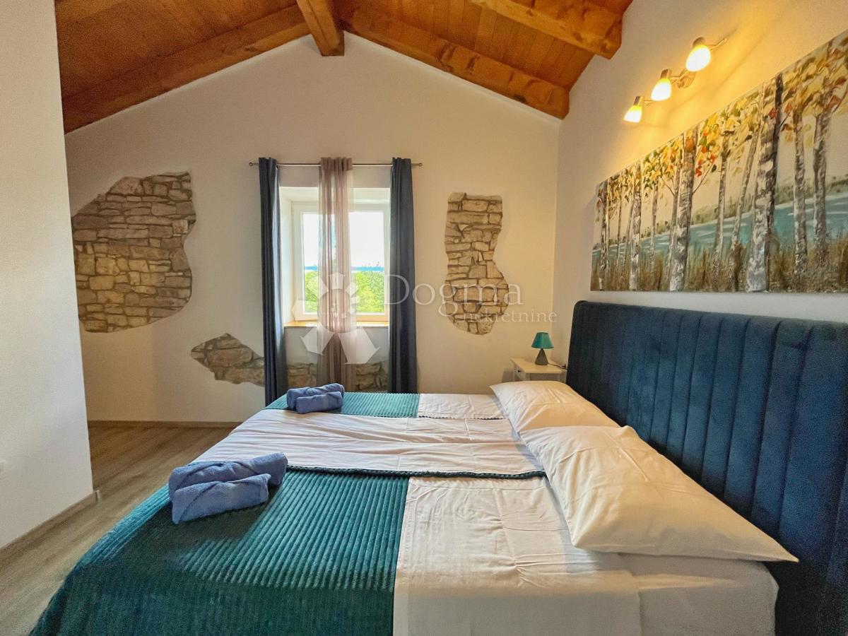 ZNIŽANO!!!! USTANOVLJENA POČITNIŠKA HIŠA Z BAZENOM IN 7144 m2 VRTOM