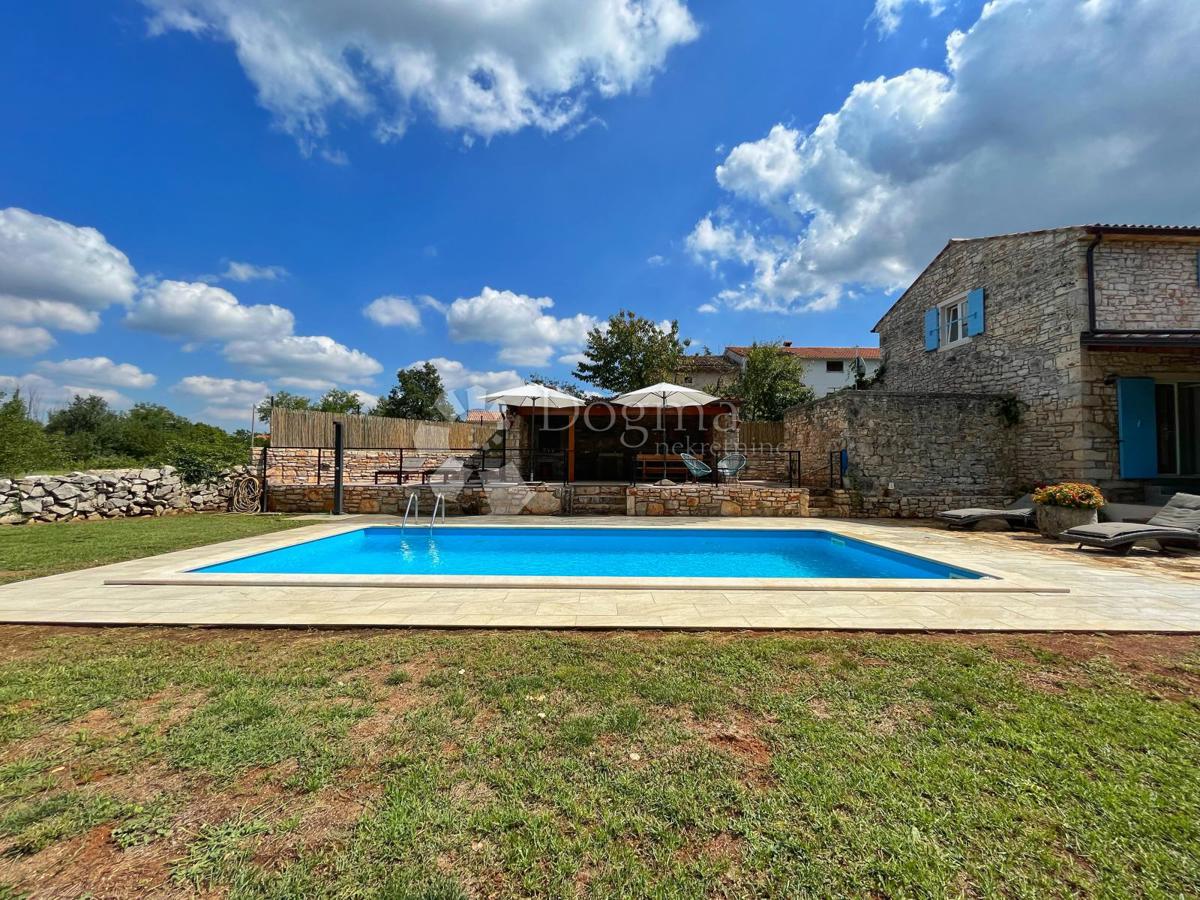 ZNIŽANO!!!! USTANOVLJENA POČITNIŠKA HIŠA Z BAZENOM IN 7144 m2 VRTOM
