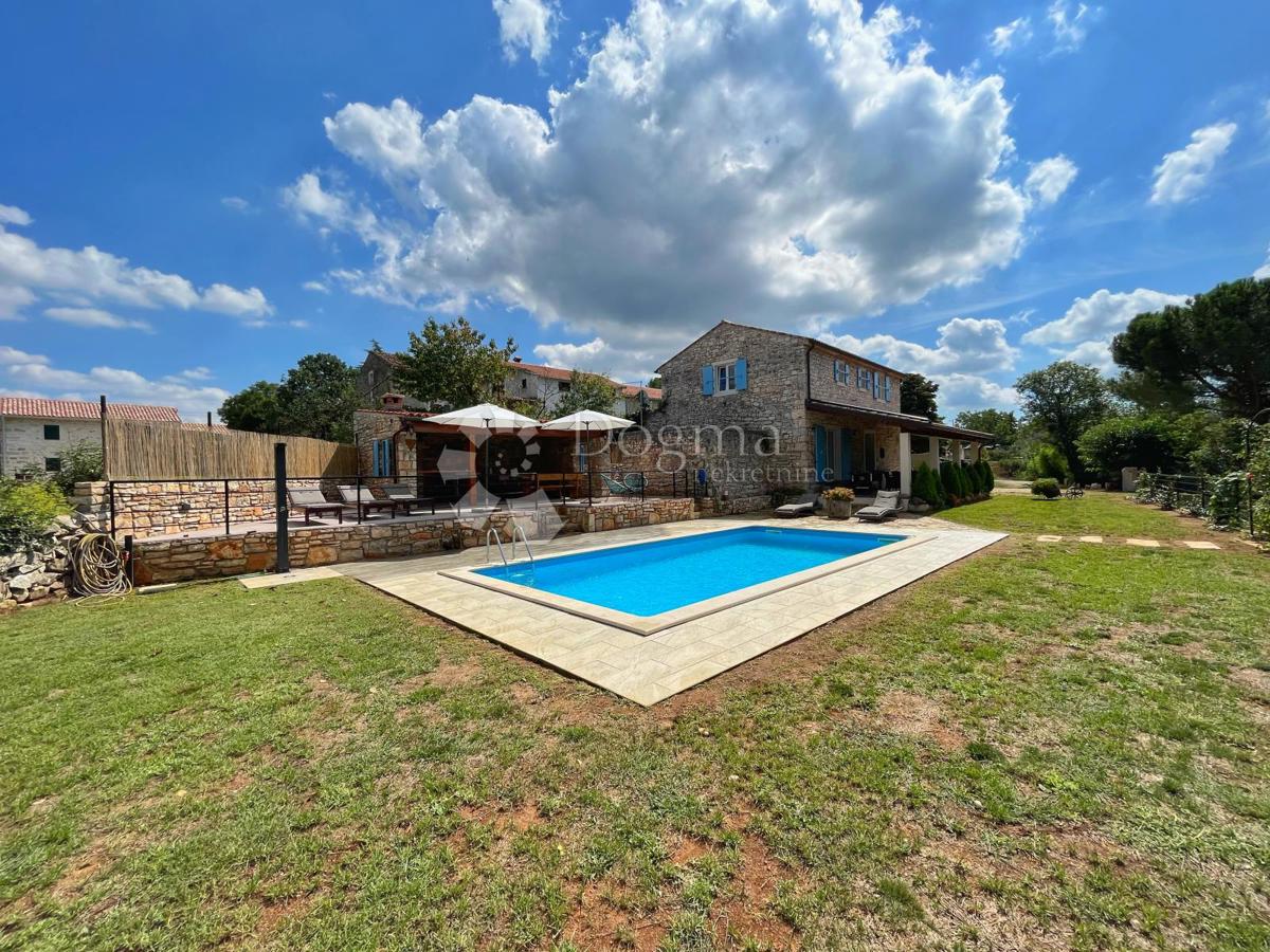 ZNIŽANO!!!! USTANOVLJENA POČITNIŠKA HIŠA Z BAZENOM IN 7144 m2 VRTOM