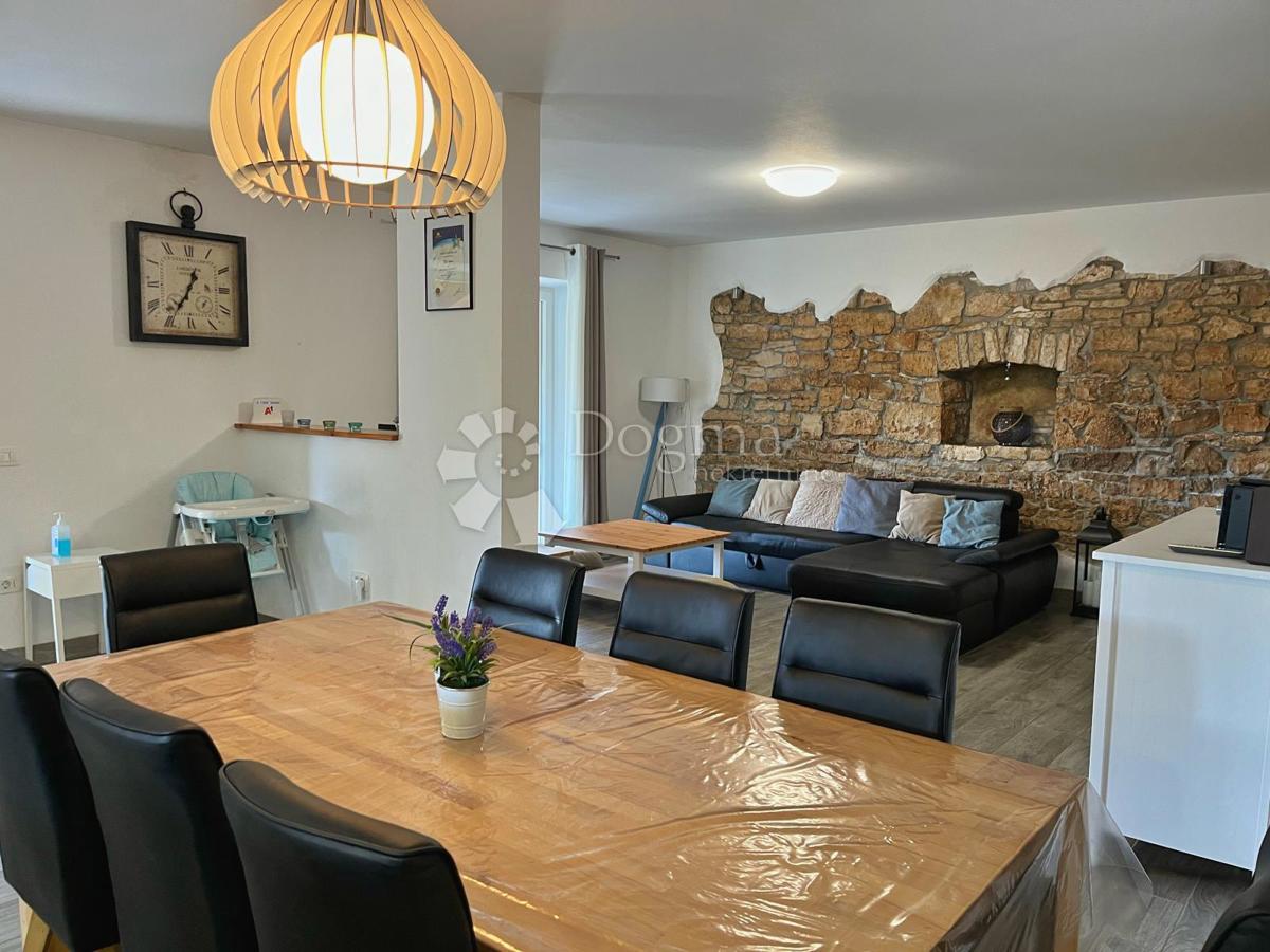 ZNIŽANO!!!! USTANOVLJENA POČITNIŠKA HIŠA Z BAZENOM IN 7144 m2 VRTOM