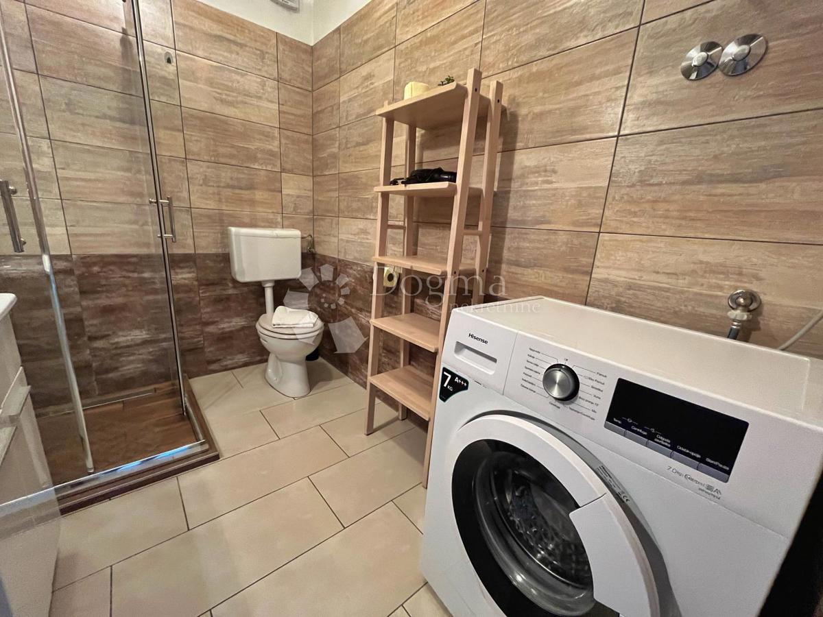 ZNIŽANO!!!! USTANOVLJENA POČITNIŠKA HIŠA Z BAZENOM IN 7144 m2 VRTOM