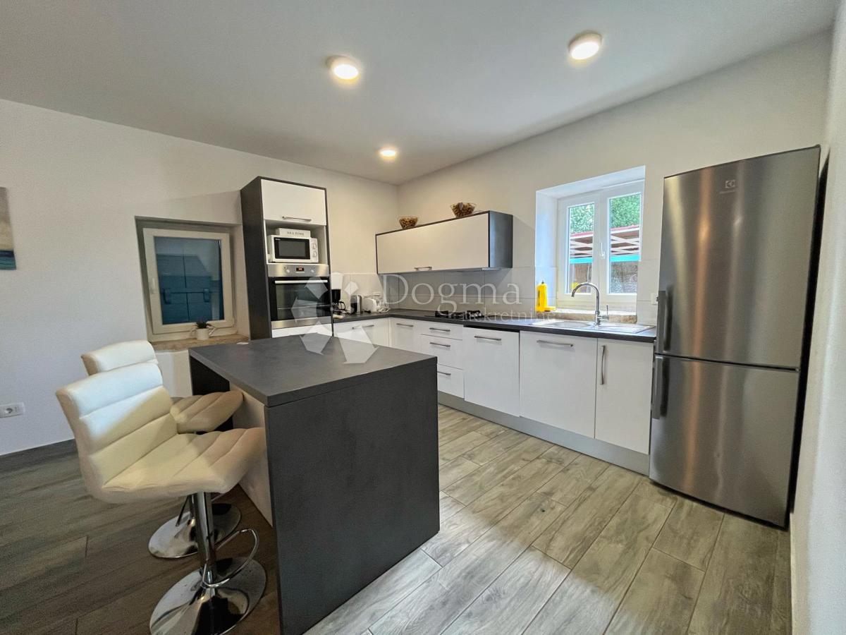 ZNIŽANO!!!! USTANOVLJENA POČITNIŠKA HIŠA Z BAZENOM IN 7144 m2 VRTOM