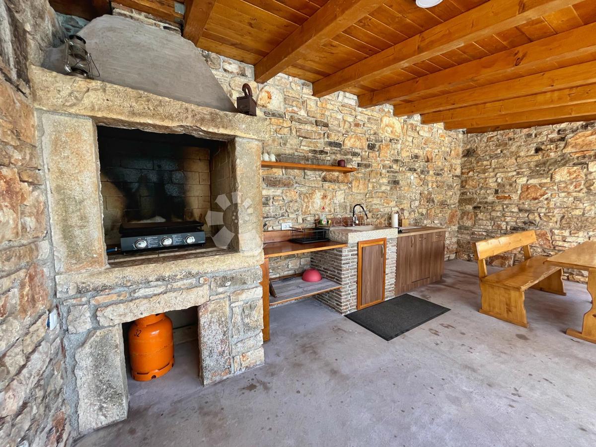 ZNIŽANO!!!! USTANOVLJENA POČITNIŠKA HIŠA Z BAZENOM IN 7144 m2 VRTOM