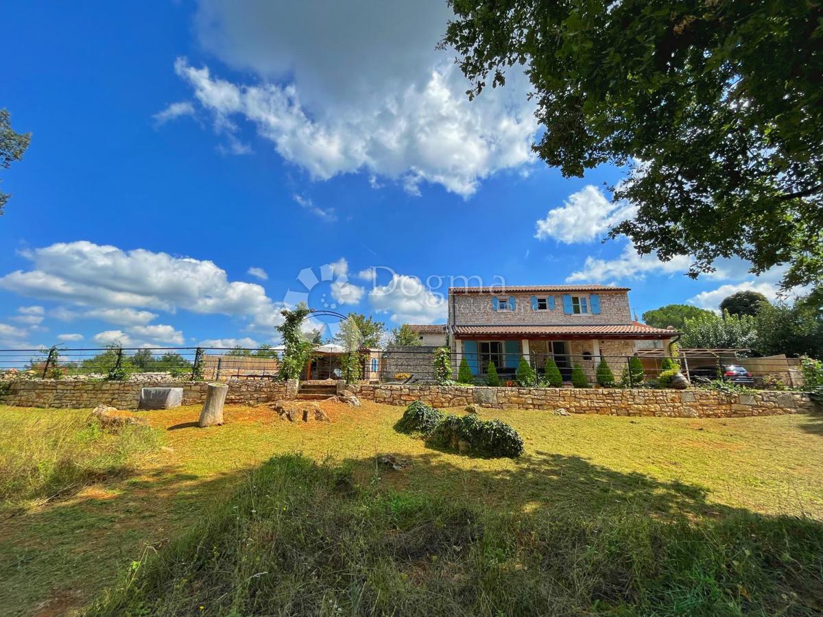 ZNIŽANO!!!! USTANOVLJENA POČITNIŠKA HIŠA Z BAZENOM IN 7144 m2 VRTOM