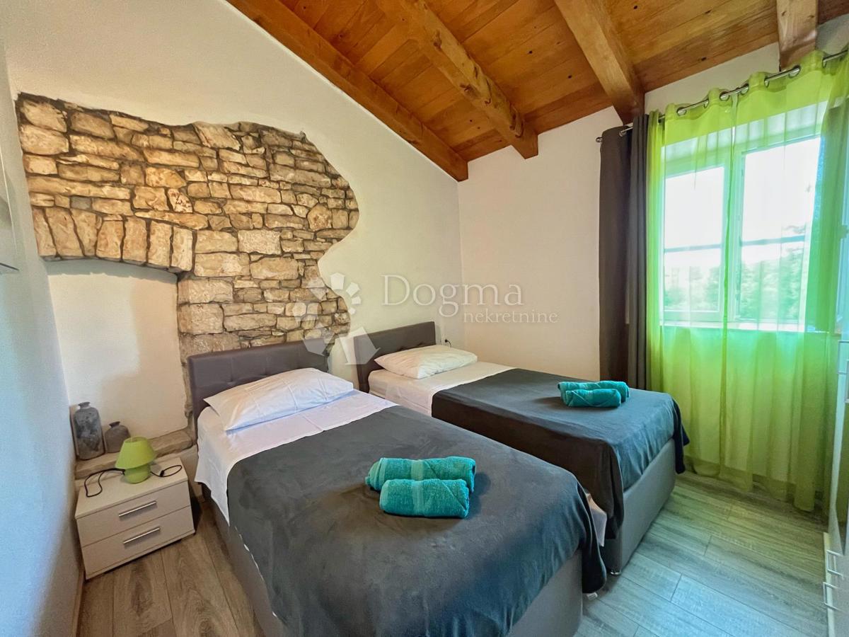 ZNIŽANO!!!! USTANOVLJENA POČITNIŠKA HIŠA Z BAZENOM IN 7144 m2 VRTOM