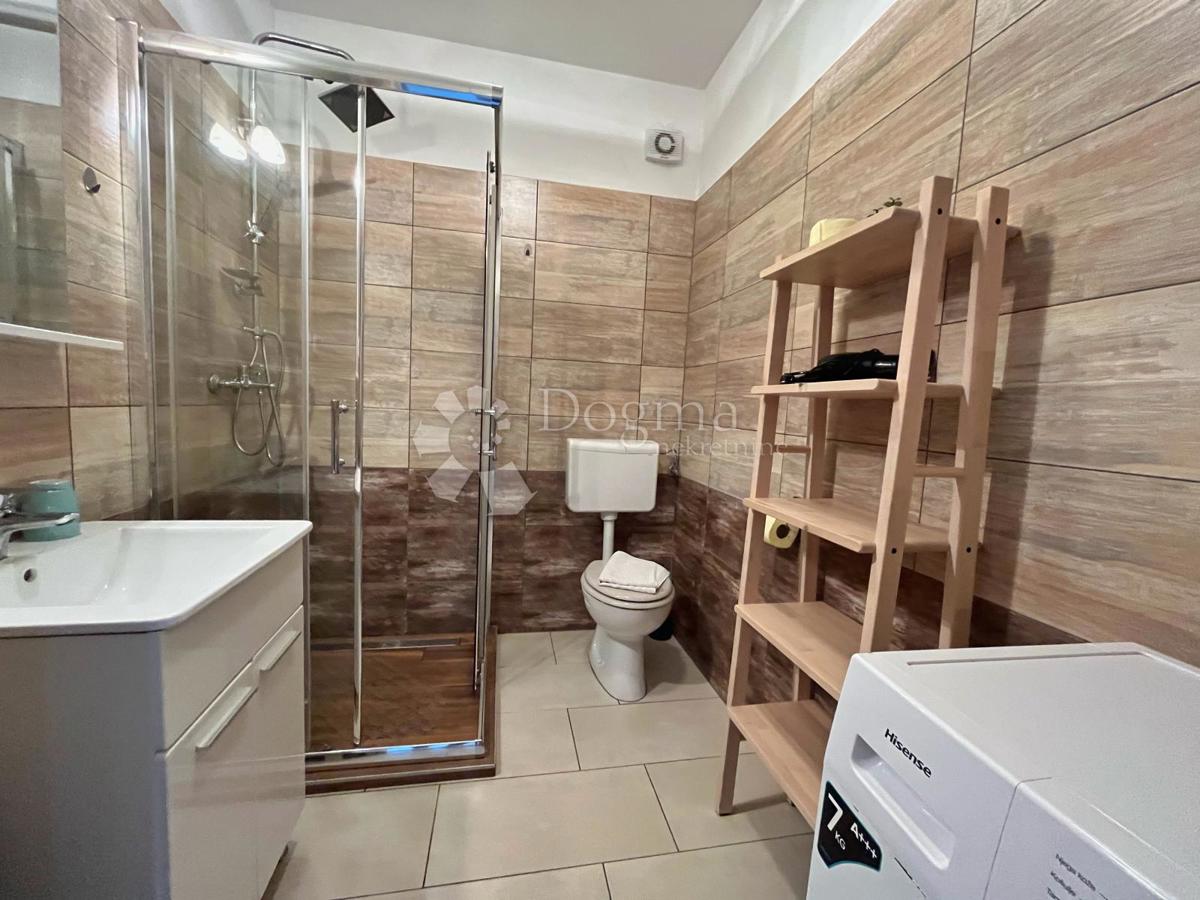 ZNIŽANO!!!! USTANOVLJENA POČITNIŠKA HIŠA Z BAZENOM IN 7144 m2 VRTOM