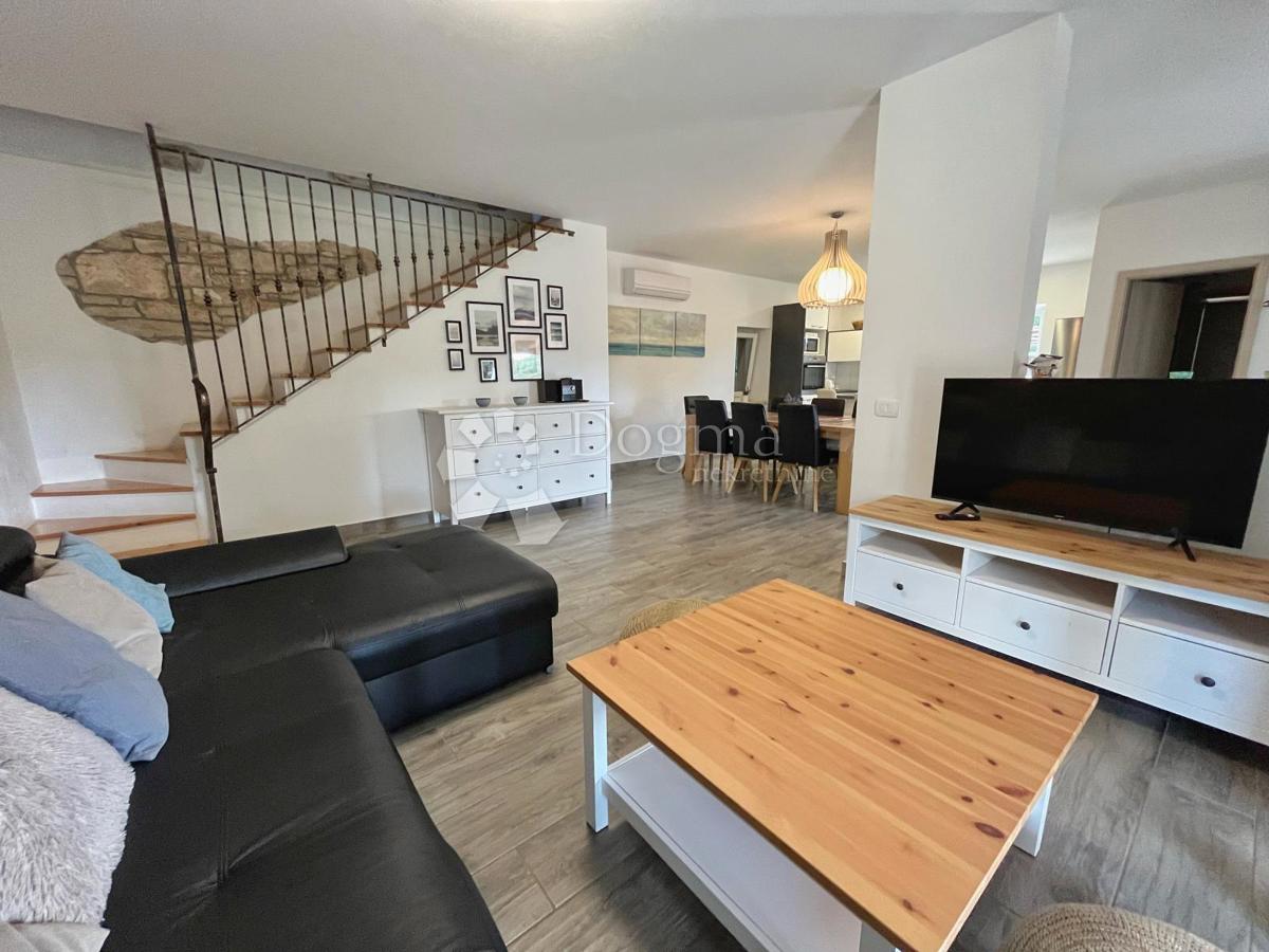 ZNIŽANO!!!! USTANOVLJENA POČITNIŠKA HIŠA Z BAZENOM IN 7144 m2 VRTOM