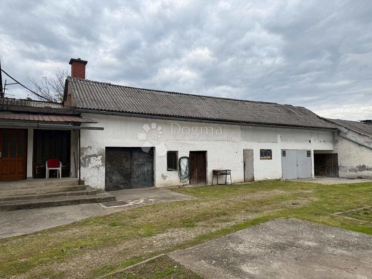 Hiša Gornje Vratno, Cestica, 180m2