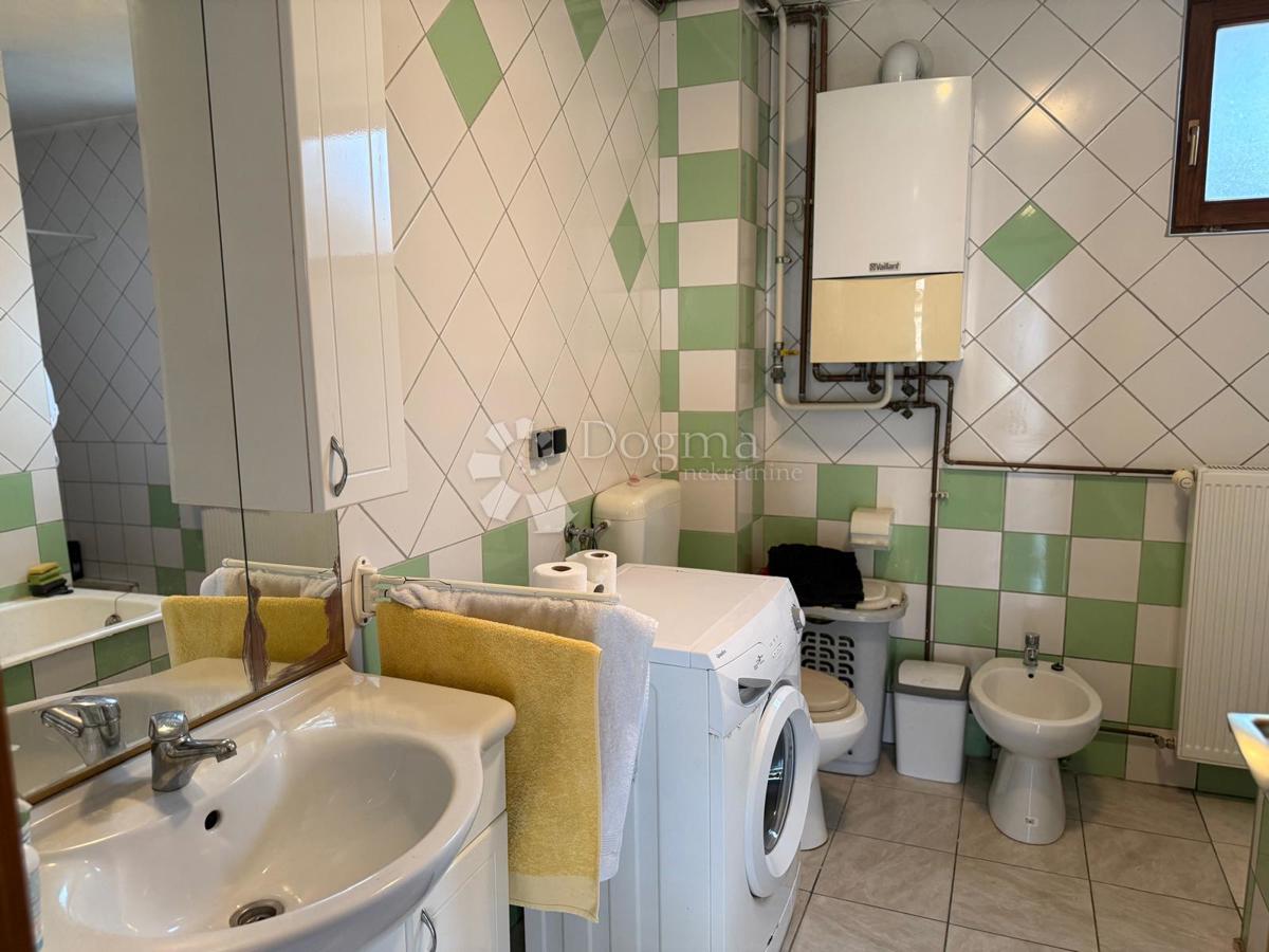 Hiša Gornje Vratno, Cestica, 180m2