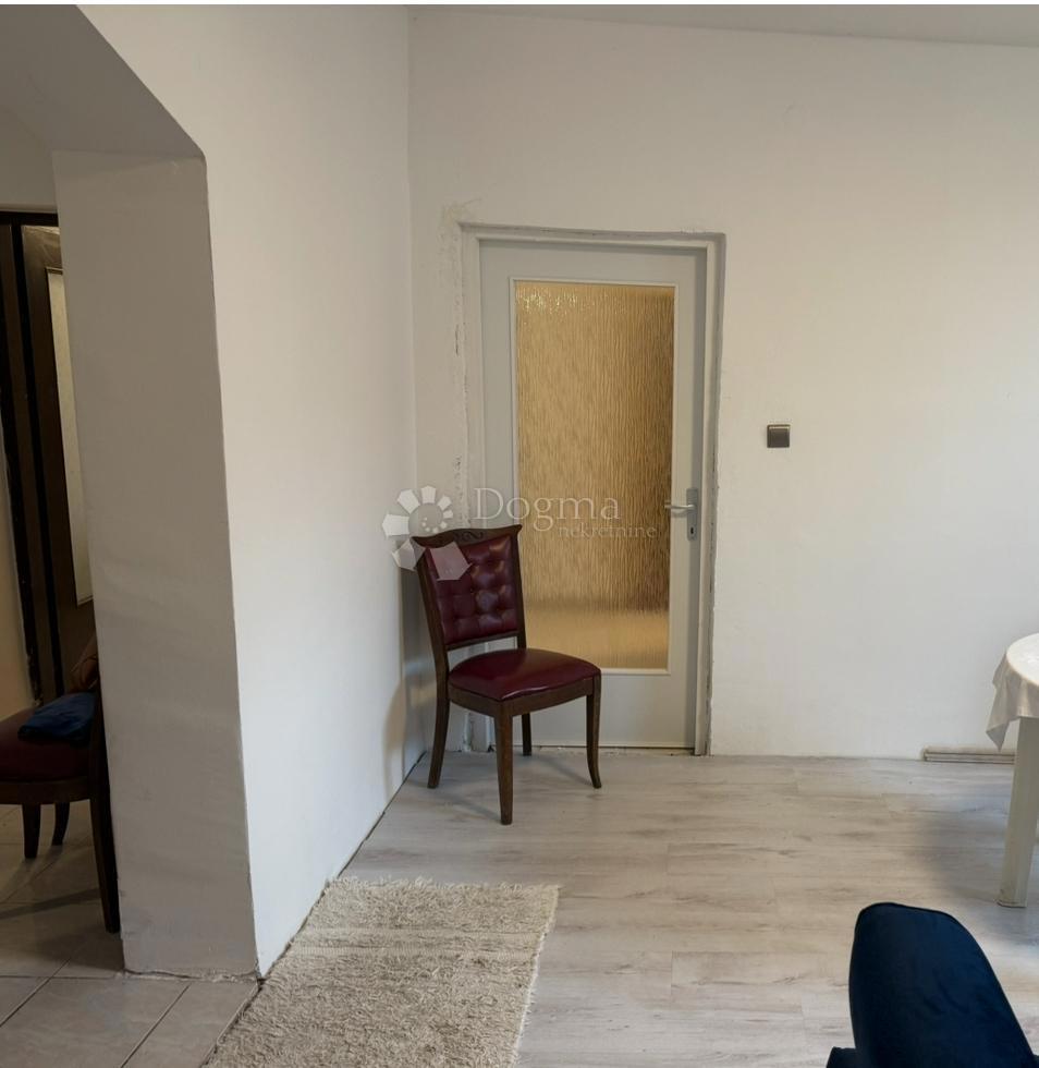 Hiša Gornje Vratno, Cestica, 180m2