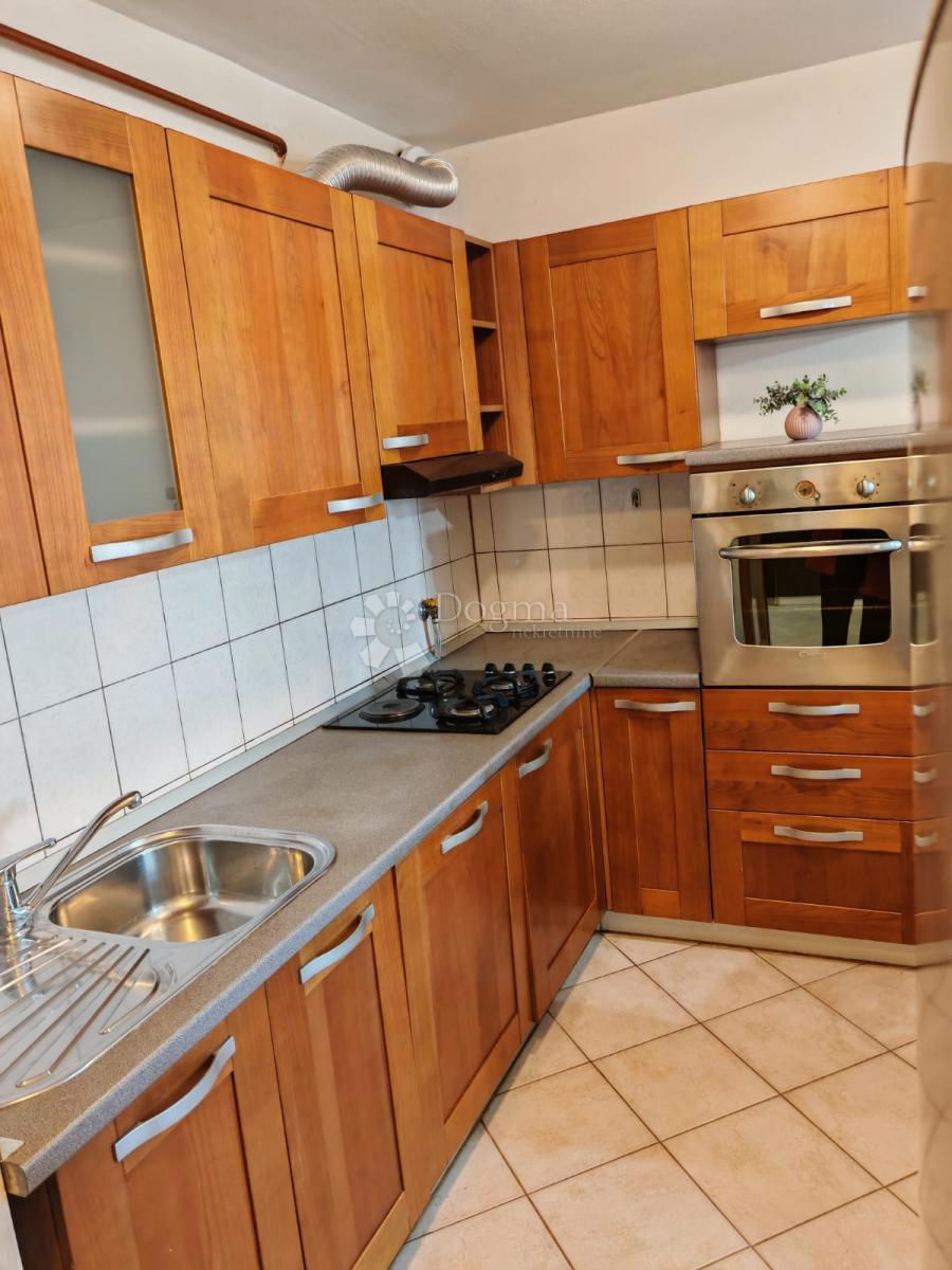 Stanovanje Centar, Pula, 70m2