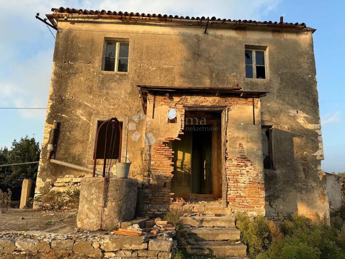 Hiša za popolno prenovo na 541 m2 vrta