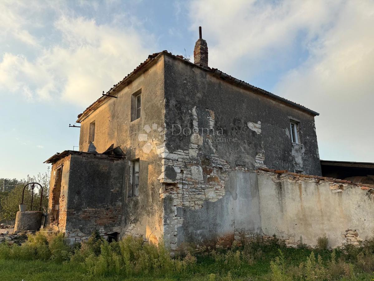 Hiša za popolno prenovo na 541 m2 vrta