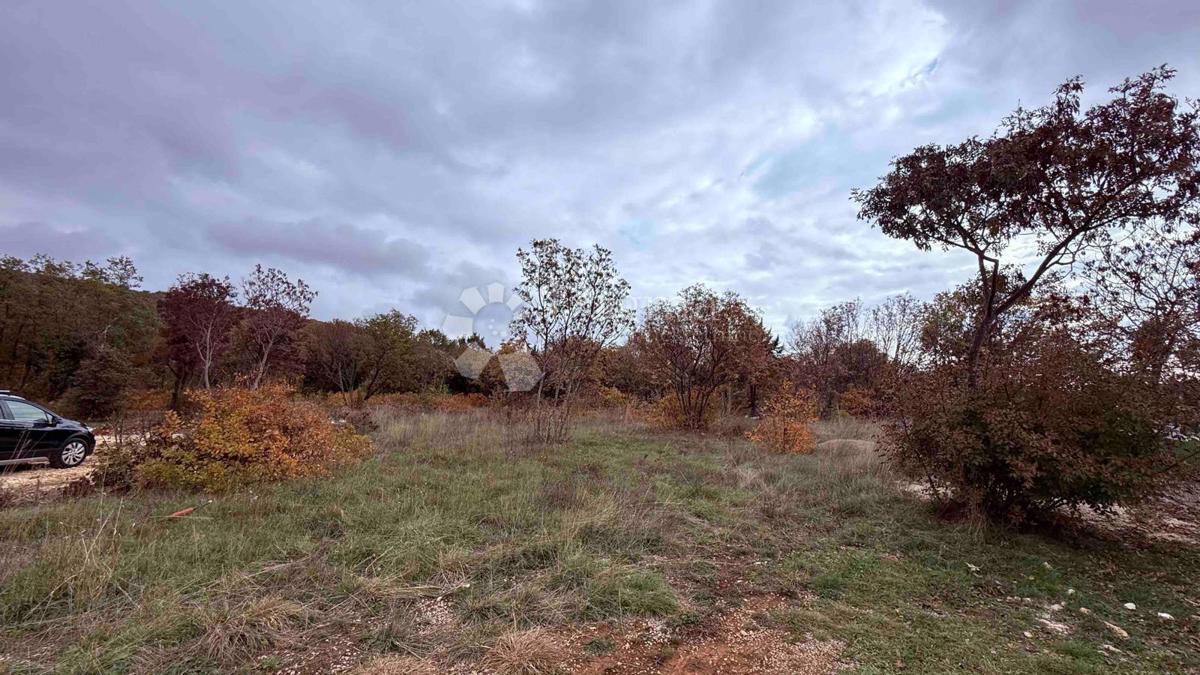 Čudovita parcela 10 minut od Labina!