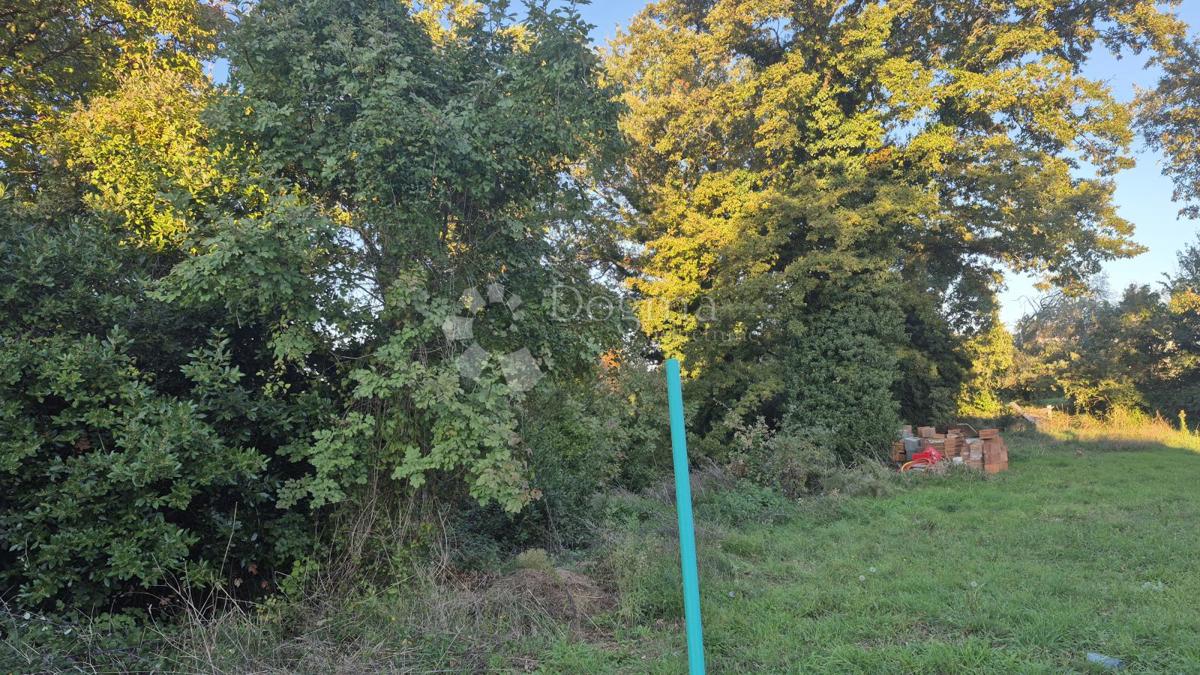 Gradbeno zemljišče površine 1968 m2, 2 km od morja, 80 EUR/M2