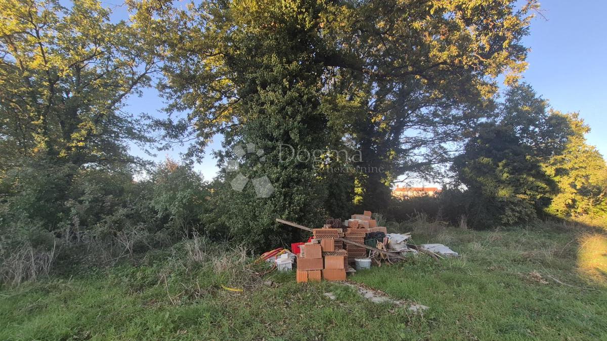 Gradbeno zemljišče površine 1968 m2, 2 km od morja, 80 EUR/M2