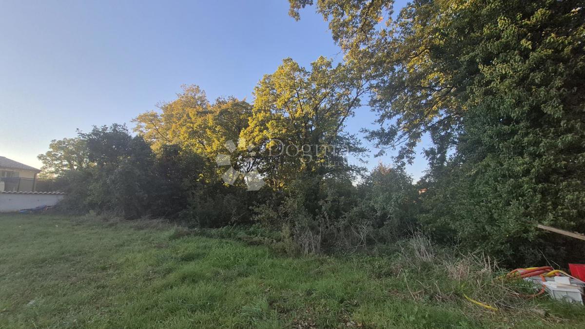 Gradbeno zemljišče površine 1968 m2, 2 km od morja, 80 EUR/M2