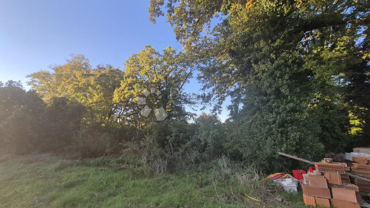 Gradbeno zemljišče površine 1968 m2, 2 km od morja, 80 EUR/M2