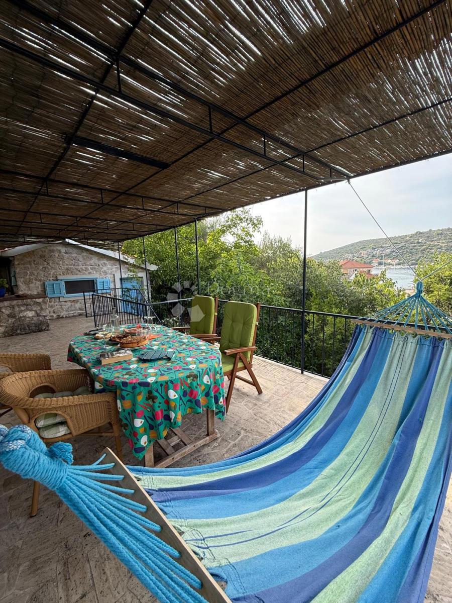 Čudovita hiša s pogledom na morje