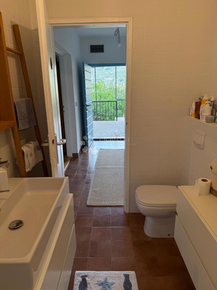 Čudovita hiša s pogledom na morje