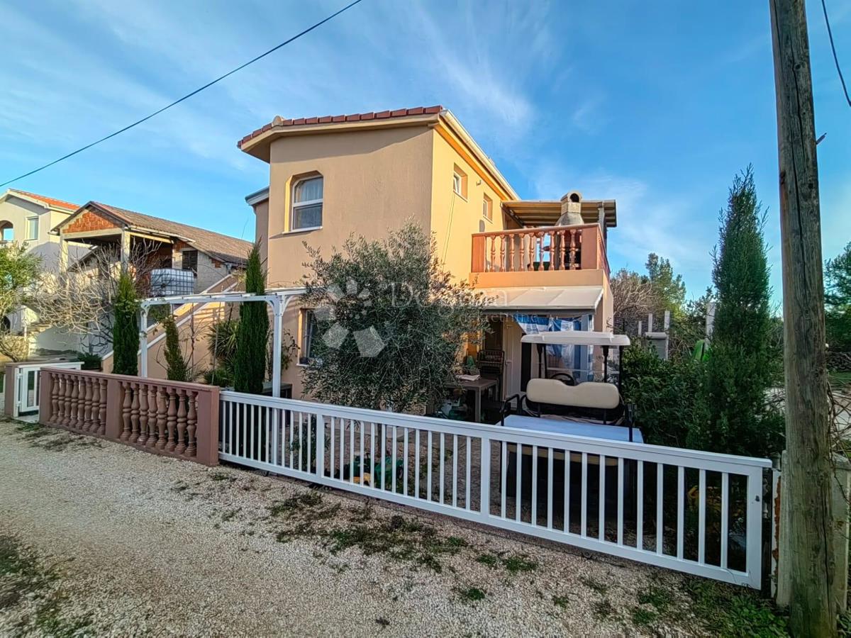 HIŠA NA PRODAJ OTOK VIR