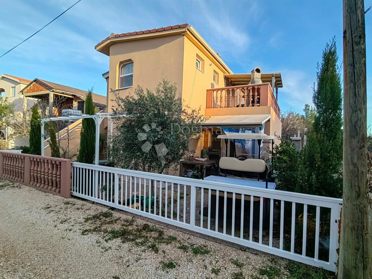 HIŠA NA PRODAJ OTOK VIR