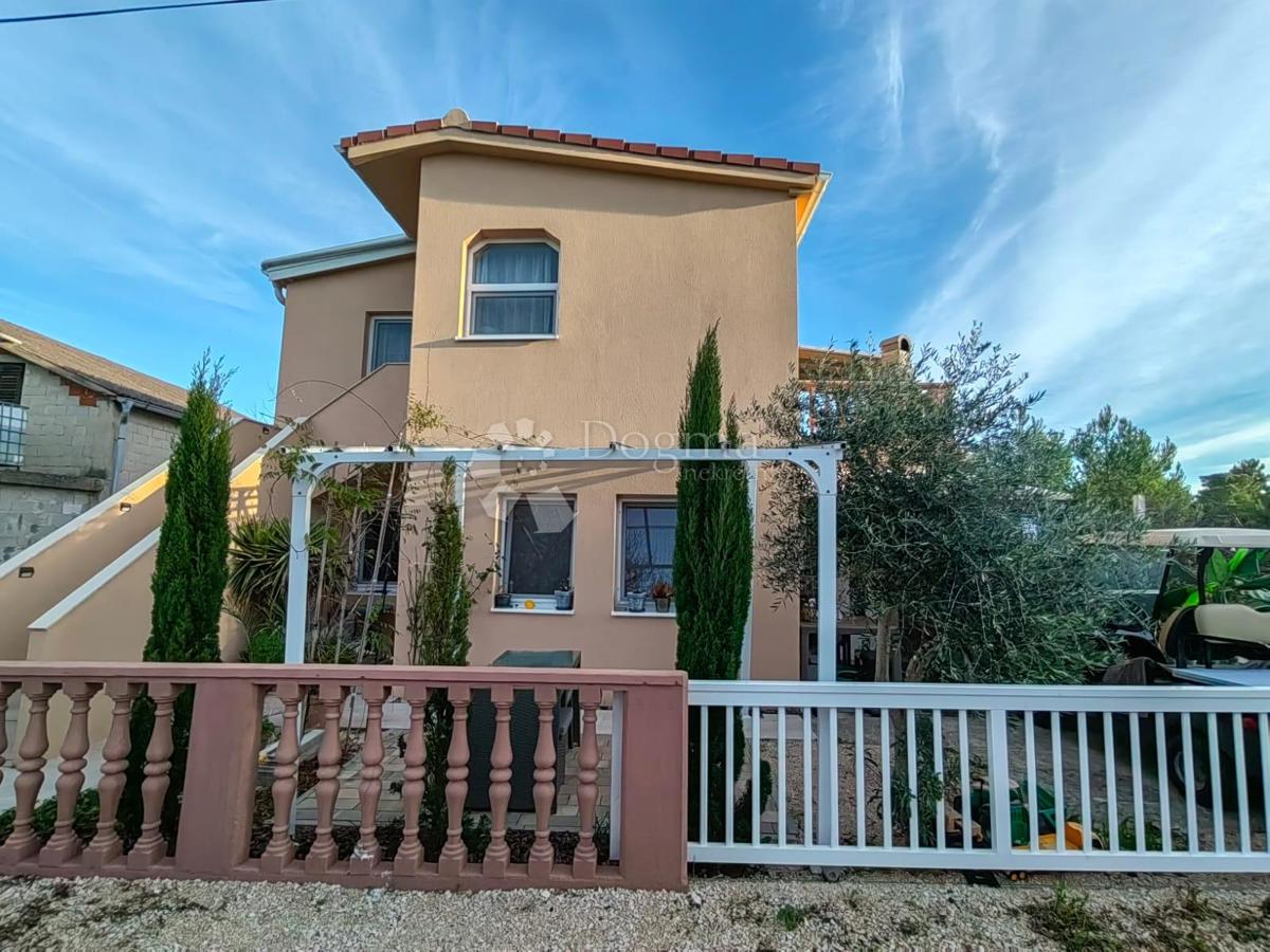 HIŠA NA PRODAJ OTOK VIR