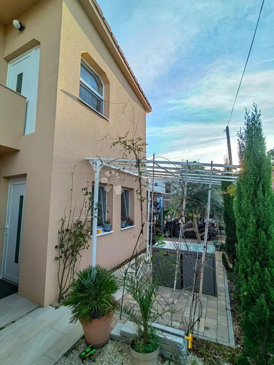 HIŠA NA PRODAJ OTOK VIR