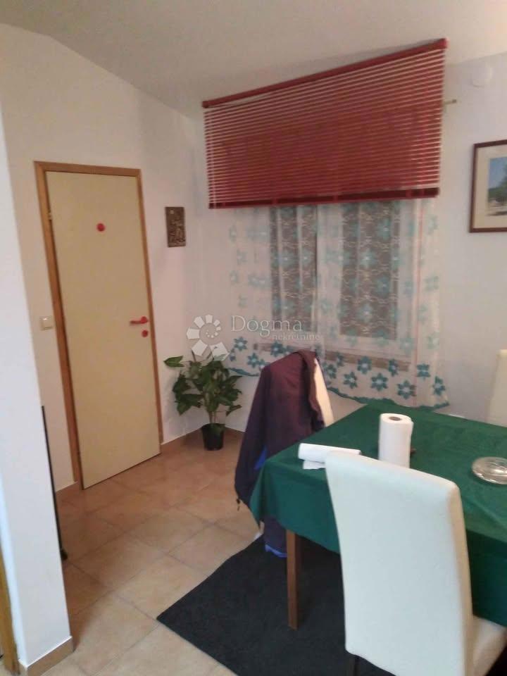 Mir in prostor v predmestju Rovinja - Dve hiši z bazenom