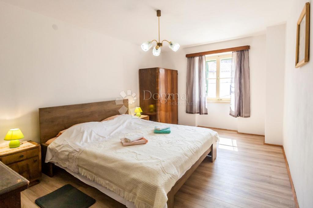 DVE AVTOHTONI POČITNIŠKI HIŠI - Marčana