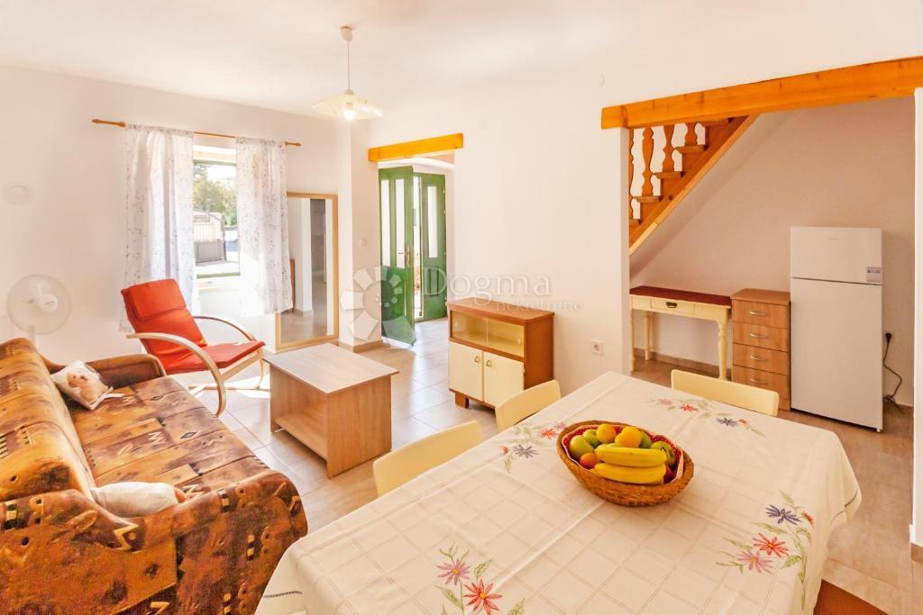 DVE AVTOHTONI POČITNIŠKI HIŠI - Marčana