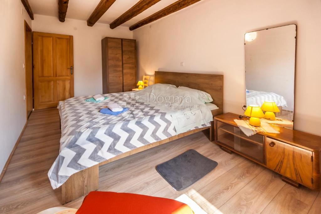 DVE AVTOHTONI POČITNIŠKI HIŠI - Marčana