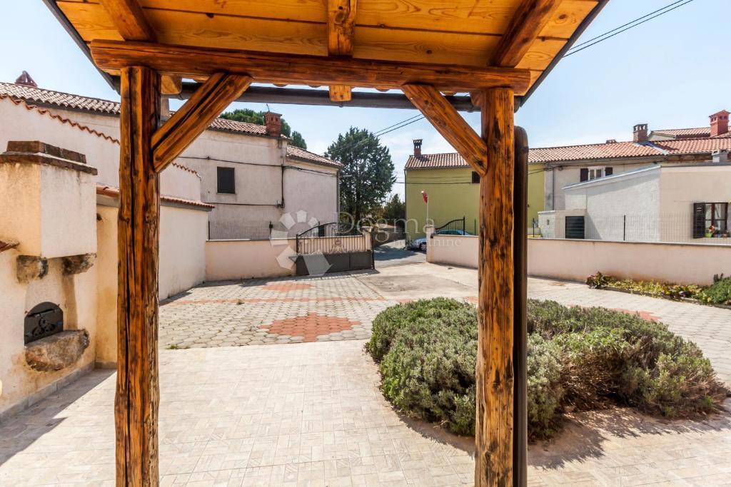 DVE AVTOHTONI POČITNIŠKI HIŠI - Marčana