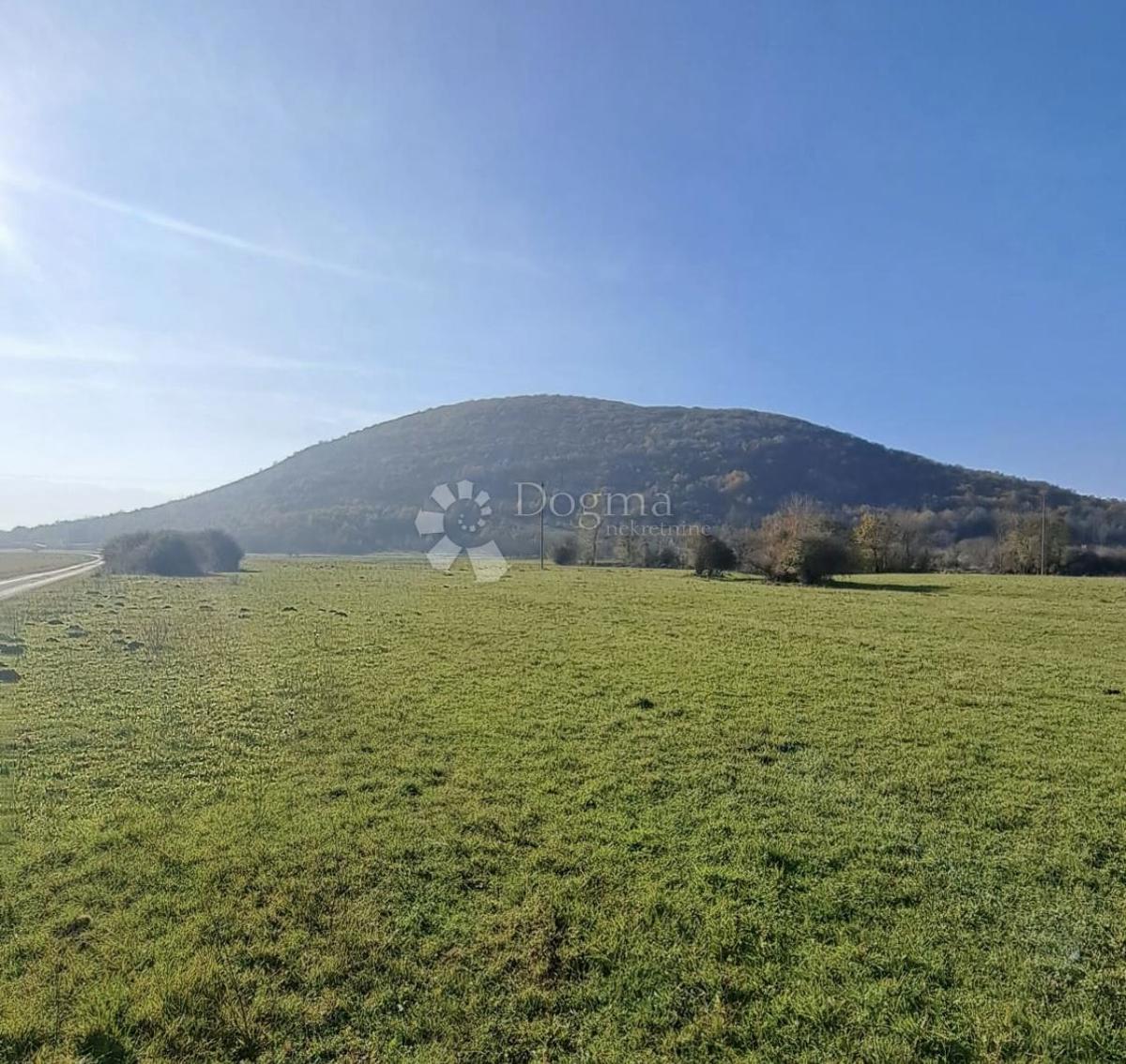 Zazidljivo zemljišče Gornja Ploča, Lovinac, 5.000m2